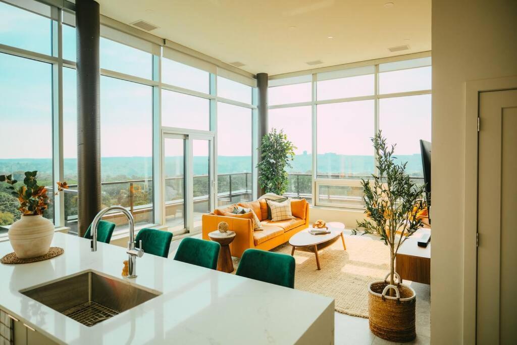New - Luxury 2Br Penthouse Apt In Central 핼리팩스 외부 사진