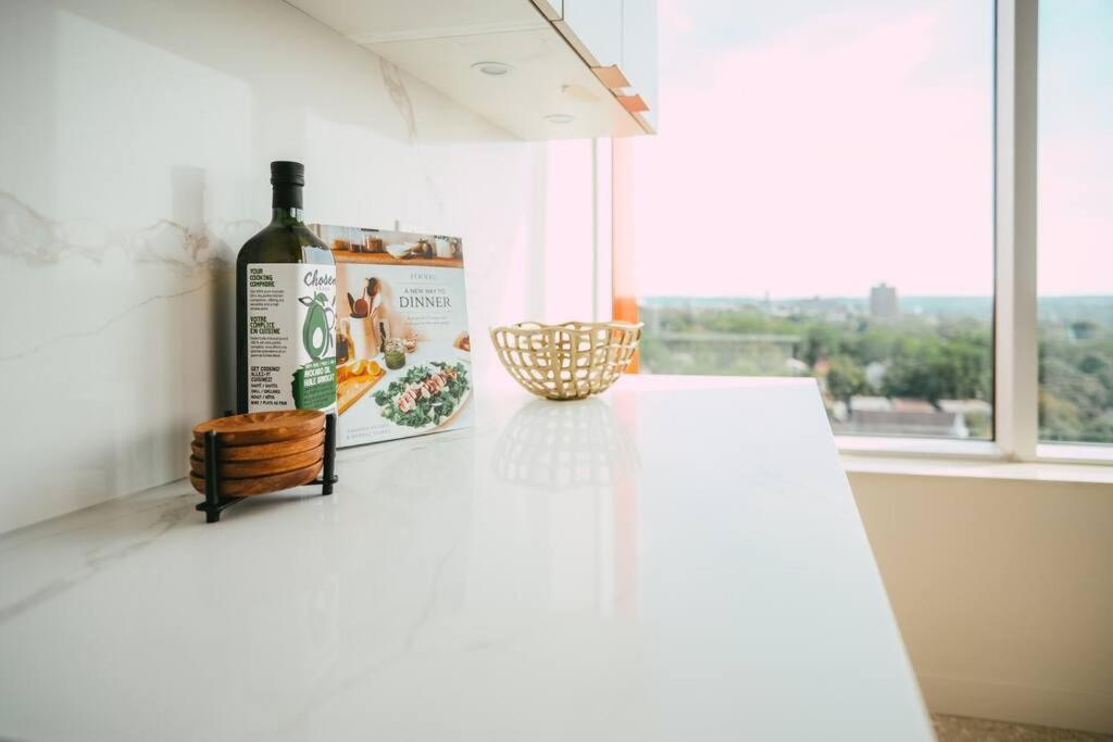 New - Luxury 2Br Penthouse Apt In Central 핼리팩스 외부 사진
