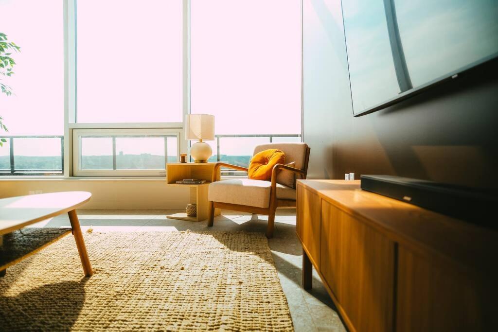 New - Luxury 2Br Penthouse Apt In Central 핼리팩스 외부 사진