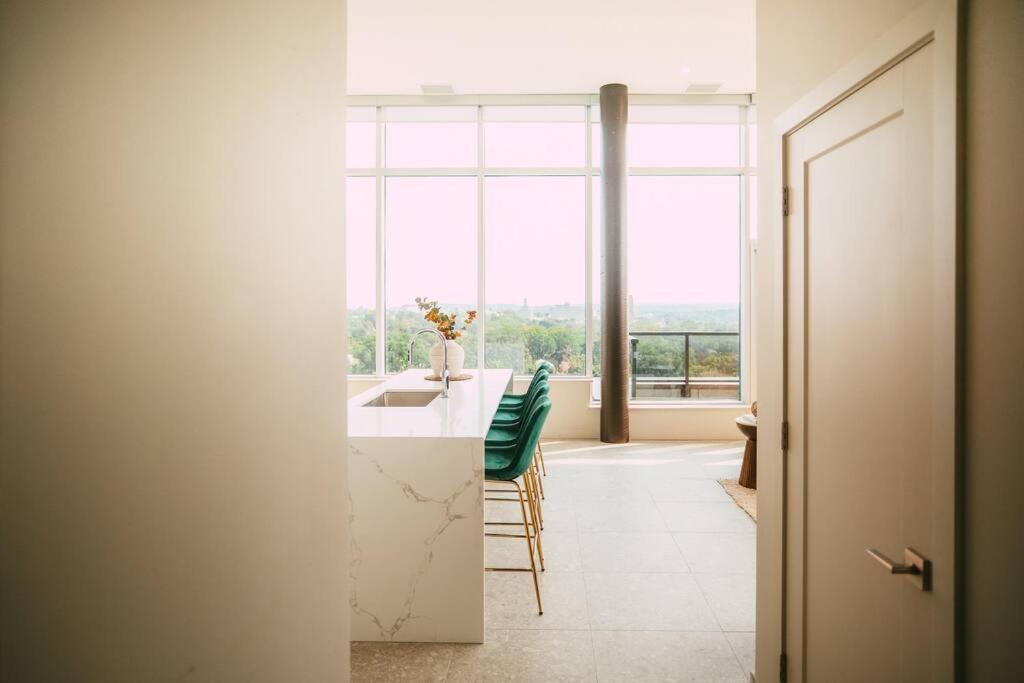 New - Luxury 2Br Penthouse Apt In Central 핼리팩스 외부 사진