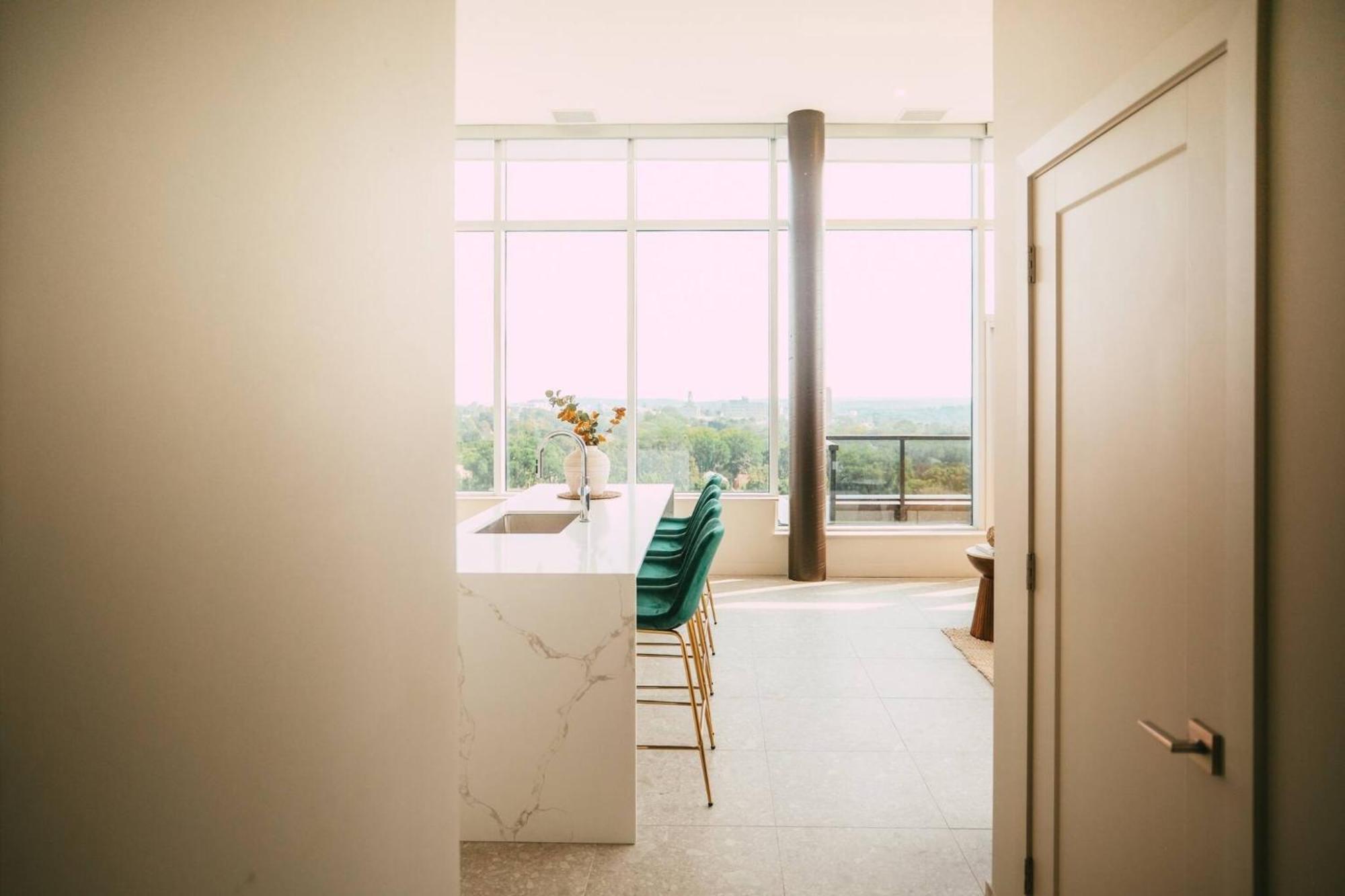 New - Luxury 2Br Penthouse Apt In Central 핼리팩스 외부 사진